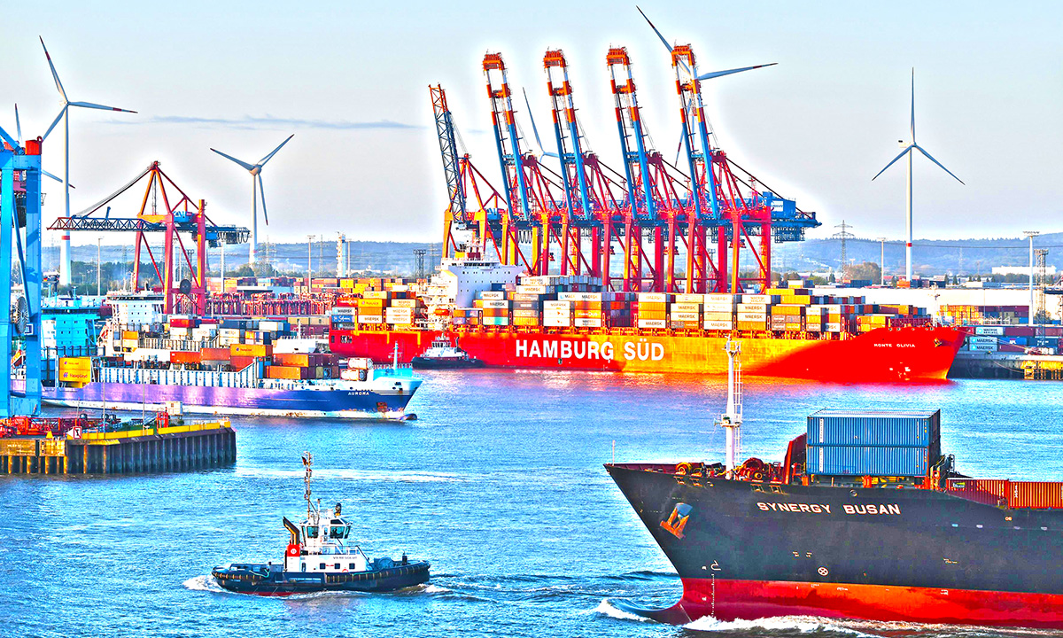 Foto des Hamburger Hafens waehrend einer Hafenrundfahrt