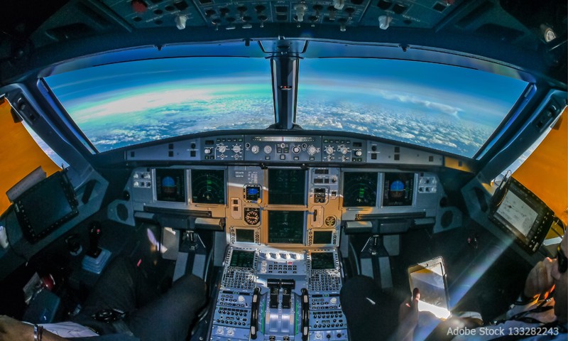 Blick ins Cockpit eines fliegenden Flugzeugs vom Typ Airbus A320